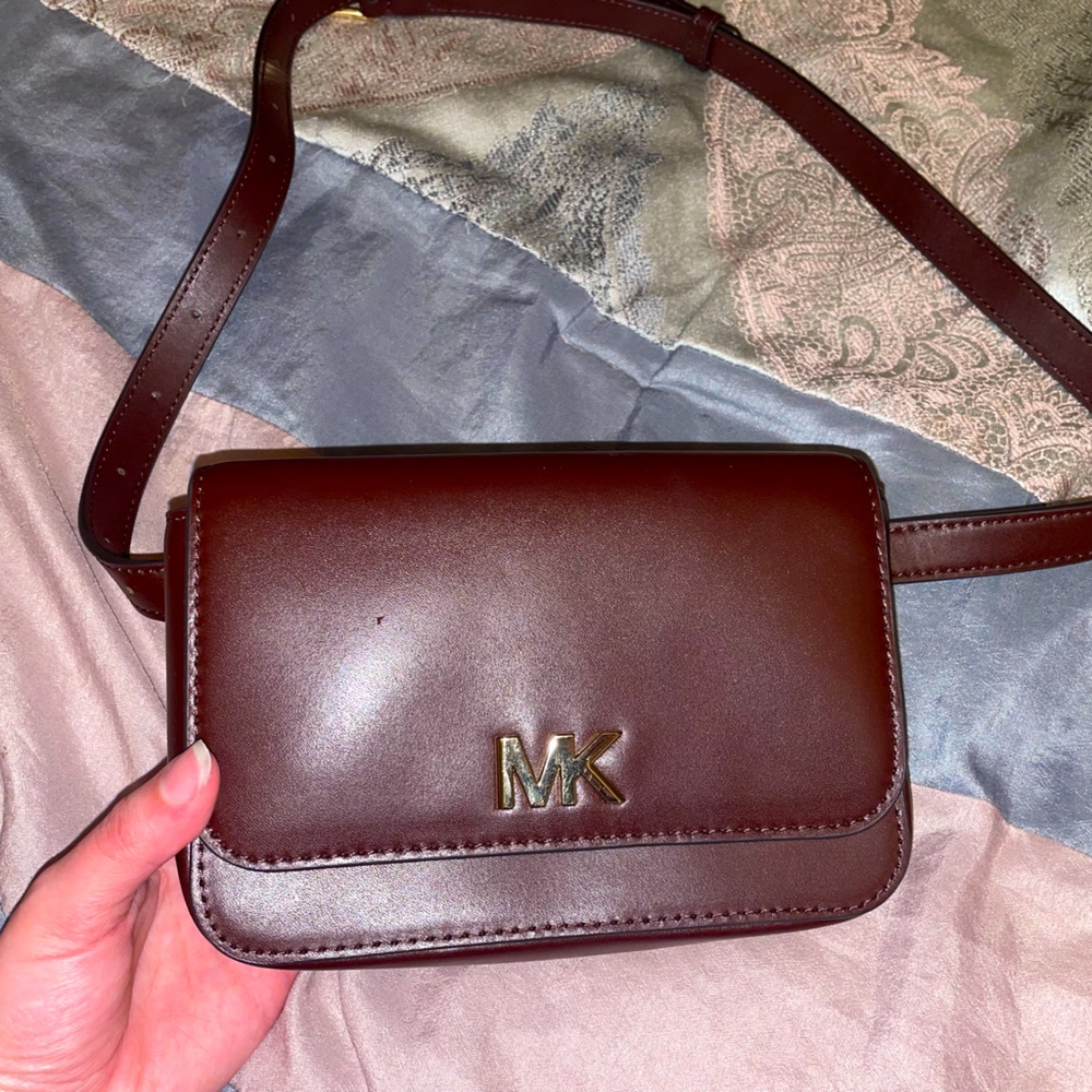 FINAAAAL SAAAALE CAUSE I’m TRAVELING 
Michael Kors waist purse